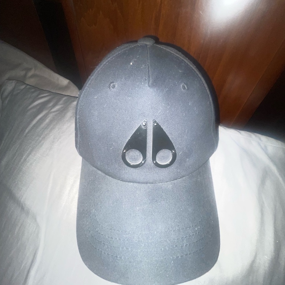 Moose knuckle hat one size Good condition